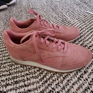 Like new Rose Gold Reebok classic 8.5
